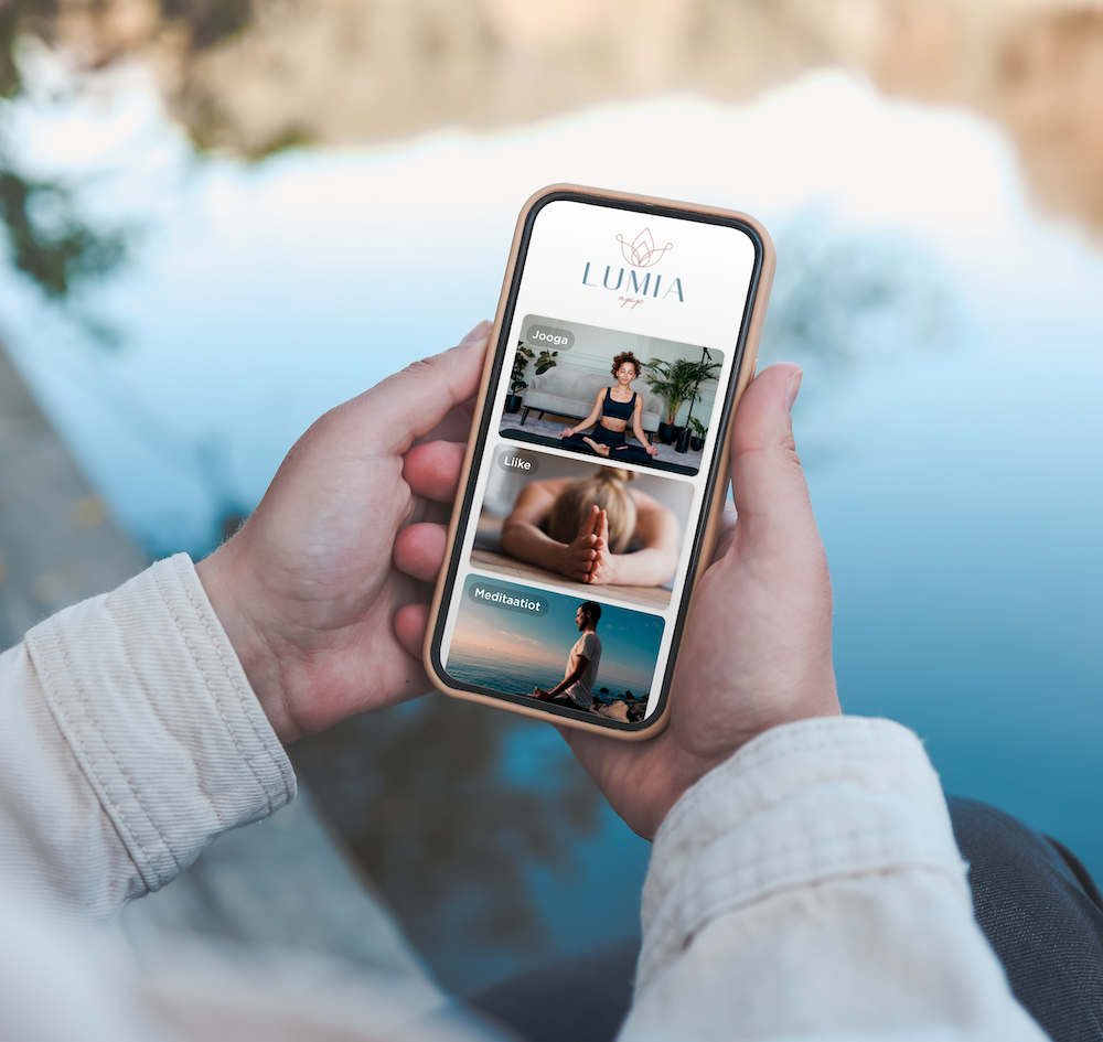 Henkilö pitää käsissään puhelinta, jossa näkyy Lumia Wellness -sovellusksen aloitusnäyttö.